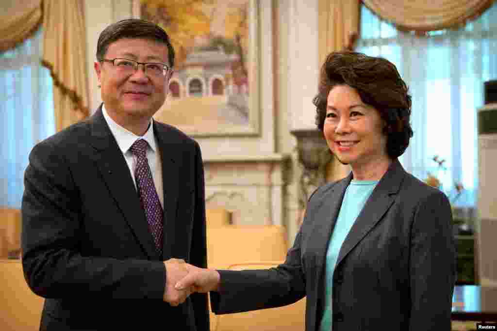 美国运输部长赵小兰(Elaine Chao)与北京市市长陈吉宁2018年4月28日在北京市政府的办公室握手。