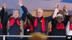 កងកម្លាំងពិសេសរបស់ប្រទេសកៀហ្ស៊ីស៊ីស្ថានបិទផ្លូវក្នុងពេលមានការប៉ះទង្គិចគ្នារវាងអ្នកគាំទ្រ និងមន្ត្រីអនុវត្តច្បាប់ នៅជិតនិវេសដ្ឋានរបស់អតីតប្រធានាធិបតី នៅភូមិ Koy-Tash ប្រមាណ២០គ.ម ពីរដ្ឋធានីប៊ីស្កេក។