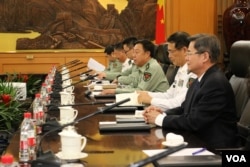 准备同到访的美国国务卿克里会谈的中国中央军委副主席范长龙(右起第三人)等人(2015年5月16日,美国之音莉雅拍摄)