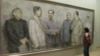 中国画展中有人观看中共文革前政治局常委的肖像画,右起:邓小平、毛泽东、朱德、 周恩来、刘少奇、陈云。常委中的林彪不在画上(美国之音张楠拍摄)