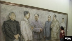 第一代中国领导人(国画):右起:邓小平、毛泽东、朱德、 周恩来、刘少奇、陈云。(美国之音张楠拍摄)