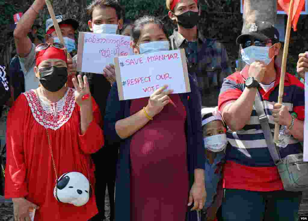 ရန်ကုန်မြို့ရှိ အမေရိကန်သံရုံးရှေ့ စစ်အာဏာသိမ်း ဆန့်ကျင် ဆန္ဒပြ မြင်ကွင်း။