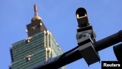 在台北地标台北101大厦旁的监控摄像机。(2017年7月27日)