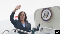 资料照片:美国副总统哈里斯从底特律搭乘专机返回华盛顿(2021年7月12日)