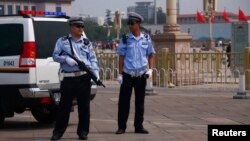 Cảnh sát Trung Quốc canh gác tại Quảng trường Thiên An Môn, ngày 4/6/2014.