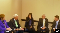 沃尔夫众议员(Rep. Frank Wolf)与维权人士见面(左二开始:沃尔夫众议员、李晶、卡特众议员、傅希秋)