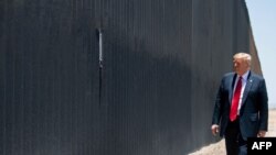 Tổng thống Donald Trump thăm bức tường biên giới với Mexico tại San Luis, bang Arizona, vào tháng 6/2020.