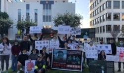 2021年2月7日,人权倡导人士在洛杉矶总领馆前纪念李文亮逝世周年。(美国之音)