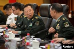 2016年8月16日,中国陆军司令李作成将军(右二)在北京八一大楼同一位少将谈话。 2017年8月下旬,李作成晋升中央军委联合参谋部参谋长。