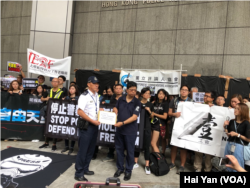 香港新闻界人士星期天走上街头,抗议警方对采访香港“反送中”游行集会的记者过度使用暴力。(美国之音记者海彦拍摄)