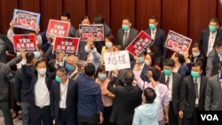 香港立法会内务委员会会议“闹双胞”,上届主席李慧琼被民主派议员质疑非法主持会议,爆发冲突 (美国之音/汤惠芸)