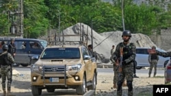 ၂၀၂၃ ဇူလိုင်လ၁၃ ရက်နေ့က ပါကစ္စတန်နိုင်ငံ။ ခိုင်ဘာ ပတ်တွန်ခွါပြည်နယ်ထဲ ဗုံးပေါက်ကွဲရာနေရာကို လုံခြုံရေးချထားစဥ်။