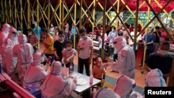 中国海南省海口出现新冠病毒感染确诊后,居民排队接受新冠病毒核酸检测。(2021年8月3日)