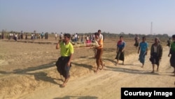 ရခိုင်ပြည်နယ်အတွင်း ဖြစ်ပွားခဲ့တဲ့ စစ်ပွဲအတွင်း သေဆုံးခဲ့သူတဦးကို သယ်ဆောင်နေတဲ့ မြင်ကွင်း။ (ဖေဖော်ဝါရီ ၂၁၊ ၂၀၁၉)