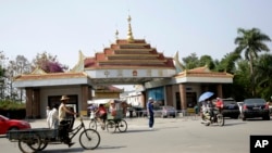 တရုတ်နိုင်ငံ ယူနန်ပြည်နယ်ဘက်က မြင်ရတဲ့ တရုတ် - မြန်မာနယ်စပ် စစ်ဆေးရေးဂိတ်။ (မေ ၂၅၊ ၂၀၁၂)