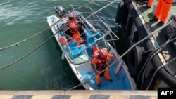 台湾海岸巡防署人员2024年6月9日在接近台北的淡水河沿岸逮捕了一名阮姓中国男子,并登上此人驾驶的快艇。(台湾海巡署照片)