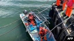 台湾海岸巡防署人员2024年6月9日在接近台北的淡水河沿岸逮捕了一名阮姓中国男子,并登上此人驾驶的快艇。(台湾海巡署照片)