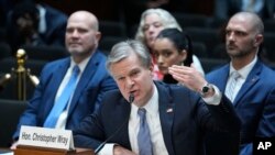 资料照:美国联邦调查局局长克里斯托弗·雷在国会的听证会上讲话。(2023年12月5日)