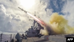 美国海军导弹驱逐舰菲茨杰拉德号在关岛附近举行的实弹演习中发射鱼叉式导弹。(2015年8月12日)