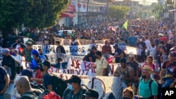 美洲移民新大篷车队伍从墨西哥塔帕丘拉市启程向北方行进(2021年10月23日)