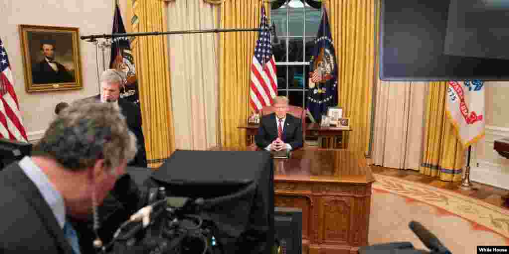 美国总统特朗普在白宫总统办公室(椭圆形办公室)准备发表讲话(白宫网站2019年1月20日刊登的照片,日期不详)。特朗普1月18日在这里会晤了朝鲜首席核谈判代表金英哲,后来白宫宣布特朗普和金正恩将于2月底举行第二次峰会,会晤地点“日后”宣布。金英哲是前朝鲜谍报总管,经常被称为金正恩的得力助手。特朗普和他的会谈持续了90分钟。