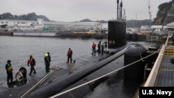 资料照:美国海军夏威夷号维吉尼亚级攻击型潜艇在日本横须贺港靠岸(美国海军2015年2月5日照片)