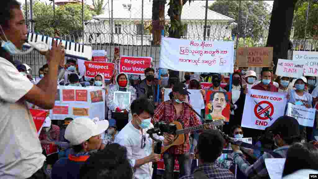ဘရူနိုင်းသံရုံးနဲ့ ရုရှားသံရုံးရှေ့မှာ တွေ့ရတဲ့ စစ်အာဏာသိမ်း ဆန့်ကျင် ဆန္ဒပြ မြင်ကွင်း။