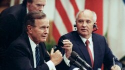 资料照片:美国前总统老布什和前苏联总统戈尔巴乔夫在芬兰首都赫尔辛基共同举行新闻发布会。(1990年9月9日)