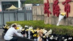 资料照:中国广东珠海全民健身广场发生一名凶嫌驾车蓄意撞人重大恶性案件后,一名男子为死难者献花。(2024年11月13日)