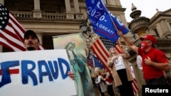 现任总统特朗普的支持者在密歇根州州府抗议民主党候选人拜登被宣布胜选(路透社2020年11月8日)