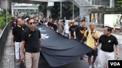 香港和平占中运动与多个民间团体发起“黑布行”示威 (美国之音记者海彦拍摄)