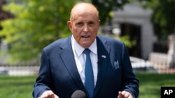 资料照片:特朗普总统的私人律师朱利安尼在白宫外对媒体讲话。(2020年7月1日)