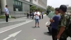 山西维权老兵到镇江医院看望被打伤战友被警察挡在门外 山西维权老兵到镇江医院看望被打伤战友被警察挡在门外