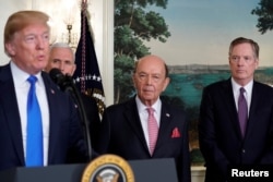 在签署因知识产权盗窃问题而对中国高科技产品征收关税的总统备忘录前，美国总统特朗普在副总统彭斯、美国商务部长罗斯和美国贸易代表莱特希泽陪同下在白宫讲话。（2018年3月22日）