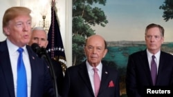 在签署因知识产权盗窃问题而对中国高科技产品征收关税的总统备忘录前,美国总统川普在副总统彭斯、美国商务部长罗斯和美国贸易代表莱特希泽陪同下在白宫讲话。(2018年3月22日)