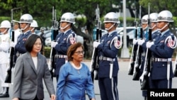 台湾总统蔡英文在台北与马绍尔群岛总统希尔达·海因出席仪仗队欢迎仪式。(2018年7月27日)