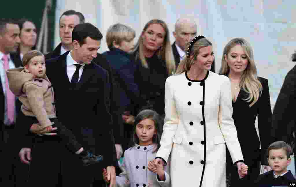 白宫前面的国家圣诞树点灯仪式之后,白宫顾问库什纳和伊万卡·川普及其儿女以及川普总统的另一个女儿蒂芬妮·川普离开会场(2017年11月30号)。图片里有阿拉贝拉(中)及其父母、兄弟和姨妈。