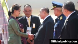 နိုင်ငံတော် အတိုင်ပင်ခံ ပုဂ္ဂိုလ်ကို ထိုင်း ဒုတိယ ဝန်ကြီးချုပ် Prawit Wongsuwan က ဒွန်မောင်း လေဆိပ်မှာ လာရောက်ကြိုဆိုစဉ် (သတင်းဓာတ်ပုံ - Myanmar State Counsellor Office)