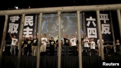 香港支聯會在2015年6月4日晚在維多利亞公園舉行的六四晚會,2021年能否舉行目前依然是一個問號 (路透社資料照片)