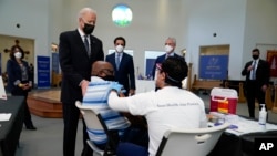 美国总统拜登访问一个疫苗接种中心。(美联社2021年4月6日)