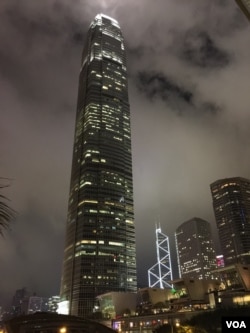 午夜雨后的香港国际金融中心 (美国之音记者申华 拍摄)