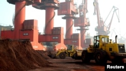 资料照:中国江苏省连云港的工人正在装卸稀土。(2010年10月31日)