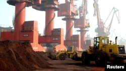 资料照:江苏省连云港正在装载出口的稀土。(2010年10月31日)