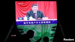北京街头巨型屏幕播放的中国领导人习近平参加中共19届六中全会的图像。(2021年11月11日)