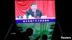 北京街头巨型屏幕播放的中国领导人习近平参加中共19届六中全会的图像。(2021年11月11日)