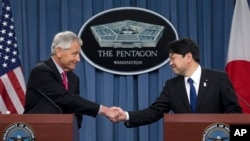 4月29日美国国防部长哈格尔与日本防卫大臣小野寺五典在美国防部举行的联合记者会上握手