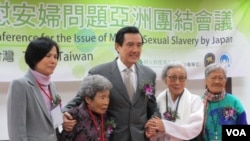 A pro-Russian gunman stands guard at a police station that was seized by pro-Russian militants, in the eastern Ukraine town of Slovyansk, April 13, 2014. 