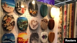 2018年10月16日,在中国广东省广州举办的中国进出口商品交易会(亦称广交会)上,一个摊位上摆放着装饰性马桶盖。