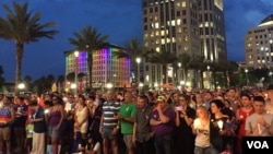 奥兰多民众聚集悼念和吊唁枪击惨案遇难者。