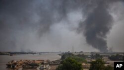 资料照片:缅甸仰光郊区莱达雅镇工业区的中资工厂被纵火后冒出的滚滚黑烟。(2021年3月14日)